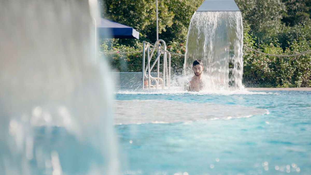 Wasserfall im Freibad
