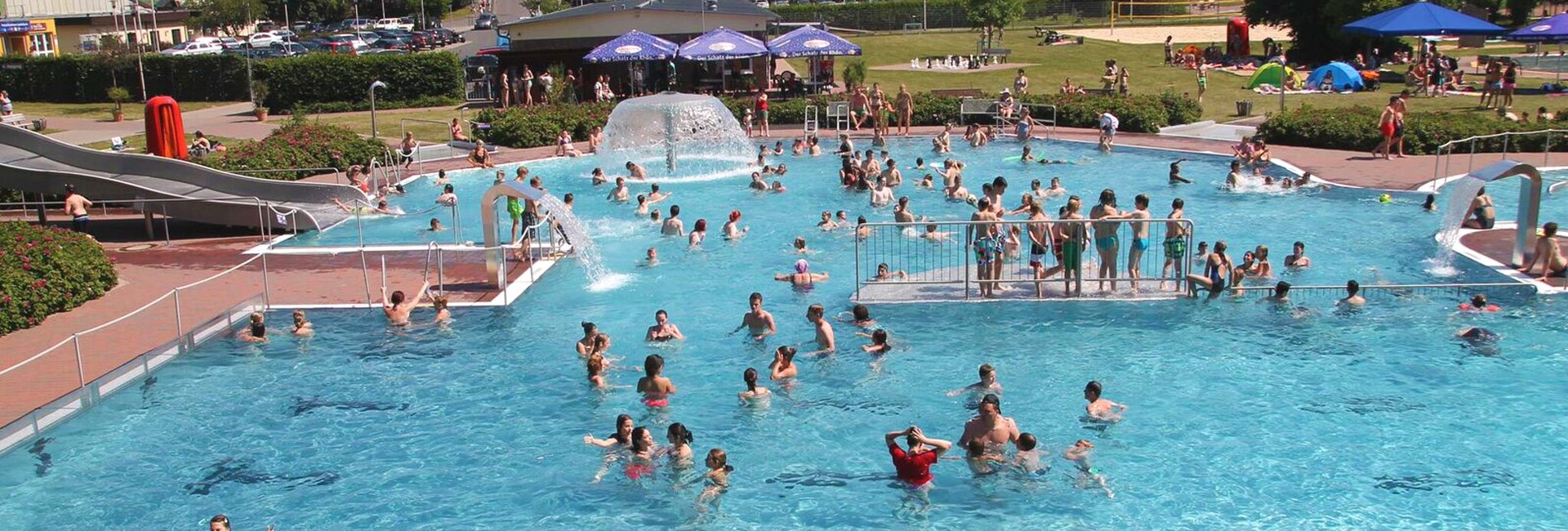 viele Besucher im Becken, schönes Wetter