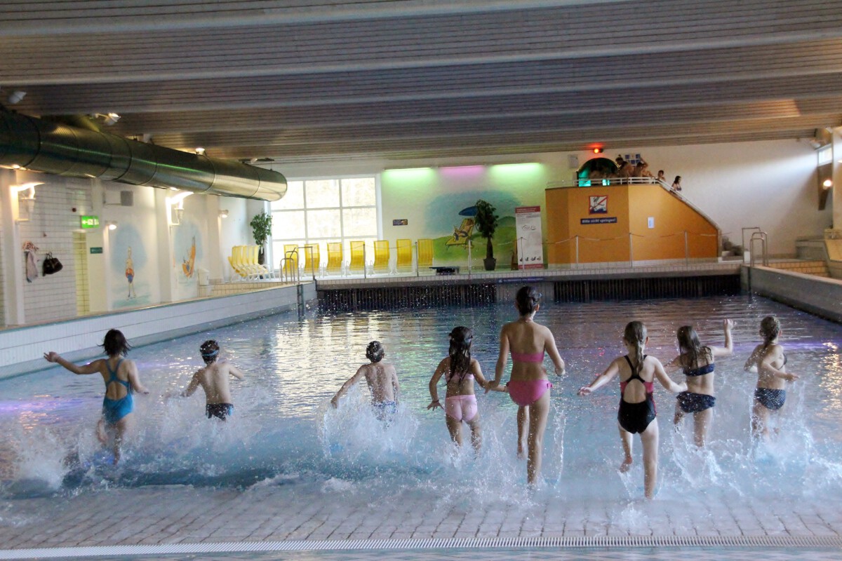 Gruppe Kinder Kinder gehen ins Wasser