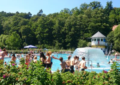 volles Freibad bei schönem Wetter