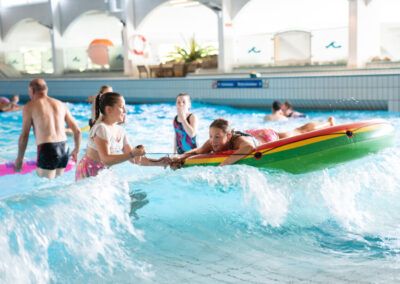 Insel mit Kindern im Wellenbecken