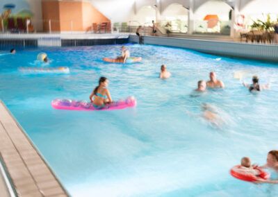Wellenbecken mit Kindern